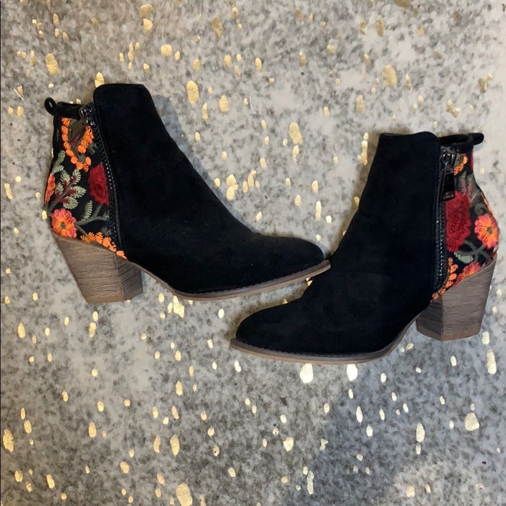 Embroidered black bootie
